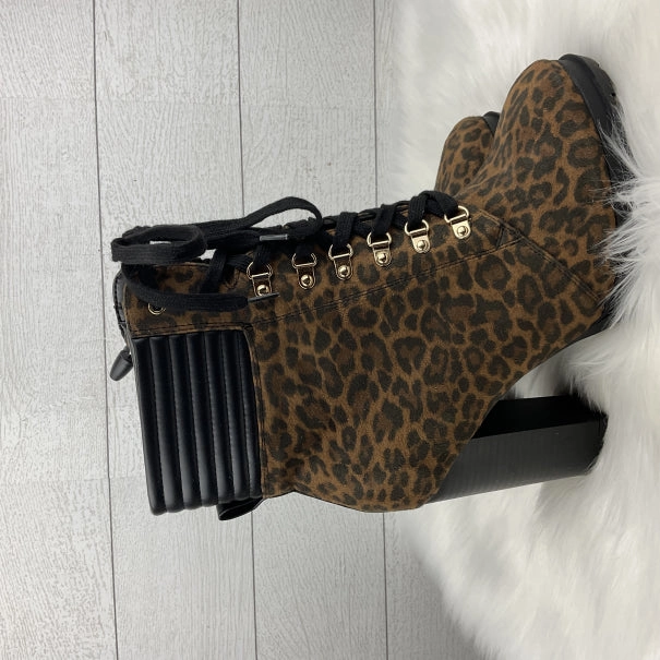 Boots Ankle Heels By Clothes Mentor In Animal Print, Size: 10